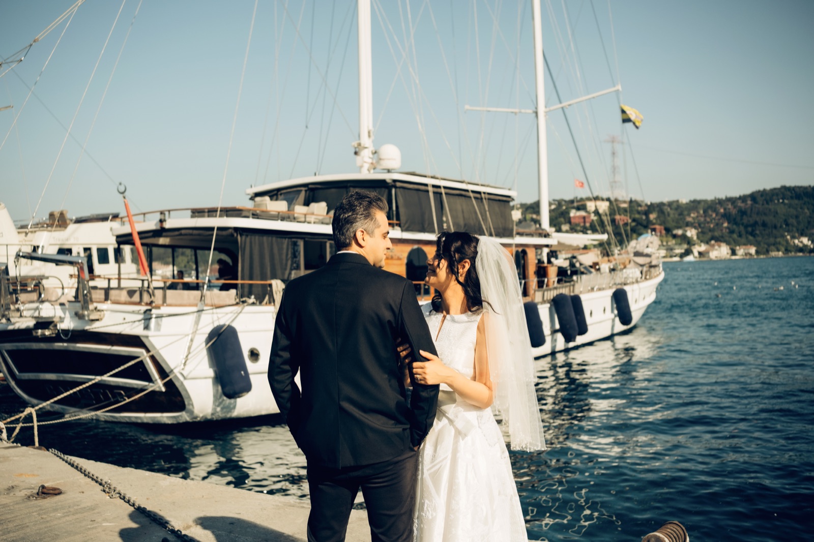 HG Weddings — Couple on the rocks